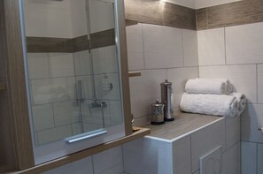 Appartement Exécutif, cuisine, rez-de-chaussée | Salle de bain