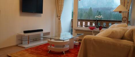 Departamento ejecutivo, 1 habitación, balcón, vista a la montaña | Sala de estar | Televisión de pantalla plana