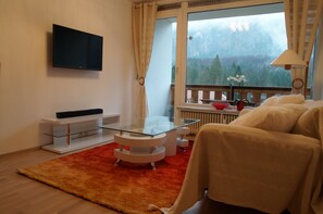 Departamento ejecutivo, 1 habitación, balcón, vista a la montaña | Sala de estar | Televisión de pantalla plana 