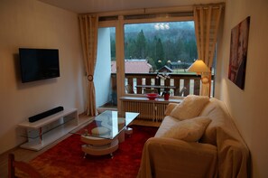 Appartement Exécutif, 1 chambre, balcon, vue montagne | Salle de séjour | Télévision à écran plat