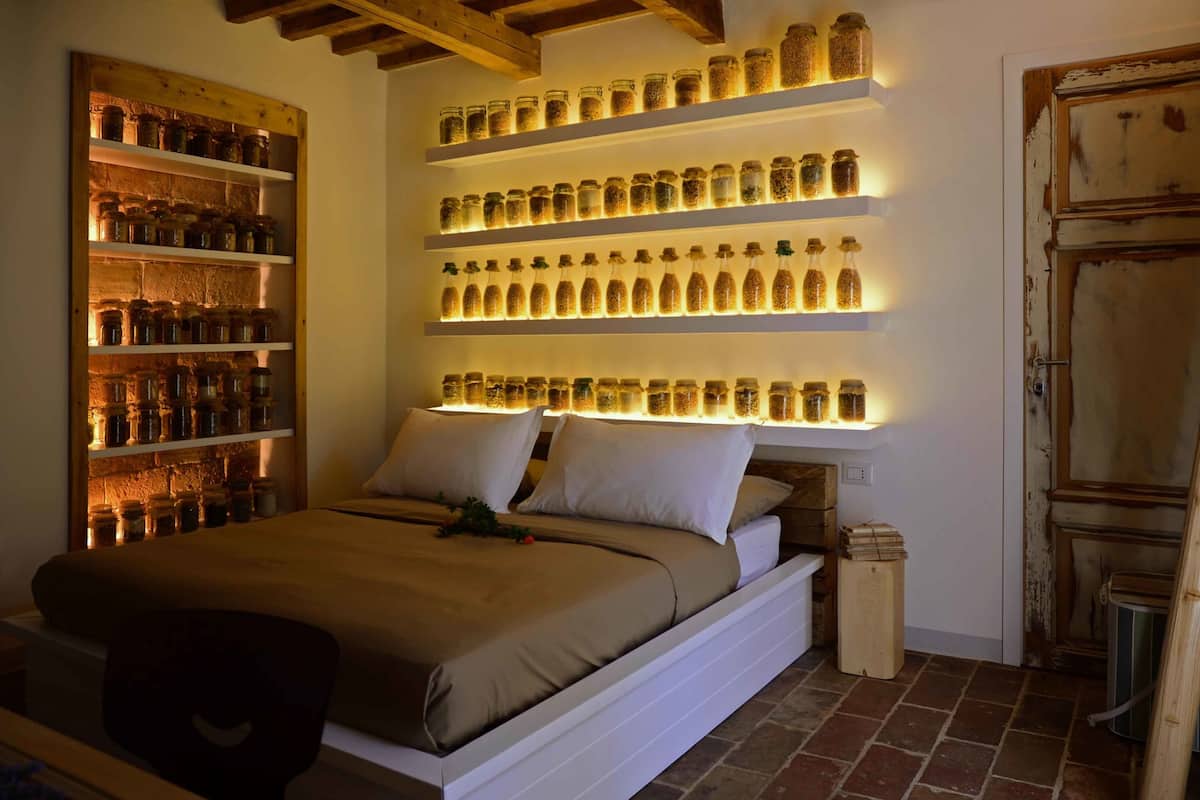 Comfort Room | Minibar, in-room safe, individually decorated, individually furnished