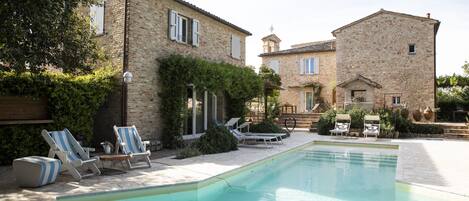 Majoituspaikan julkisivu illalla/yöllä