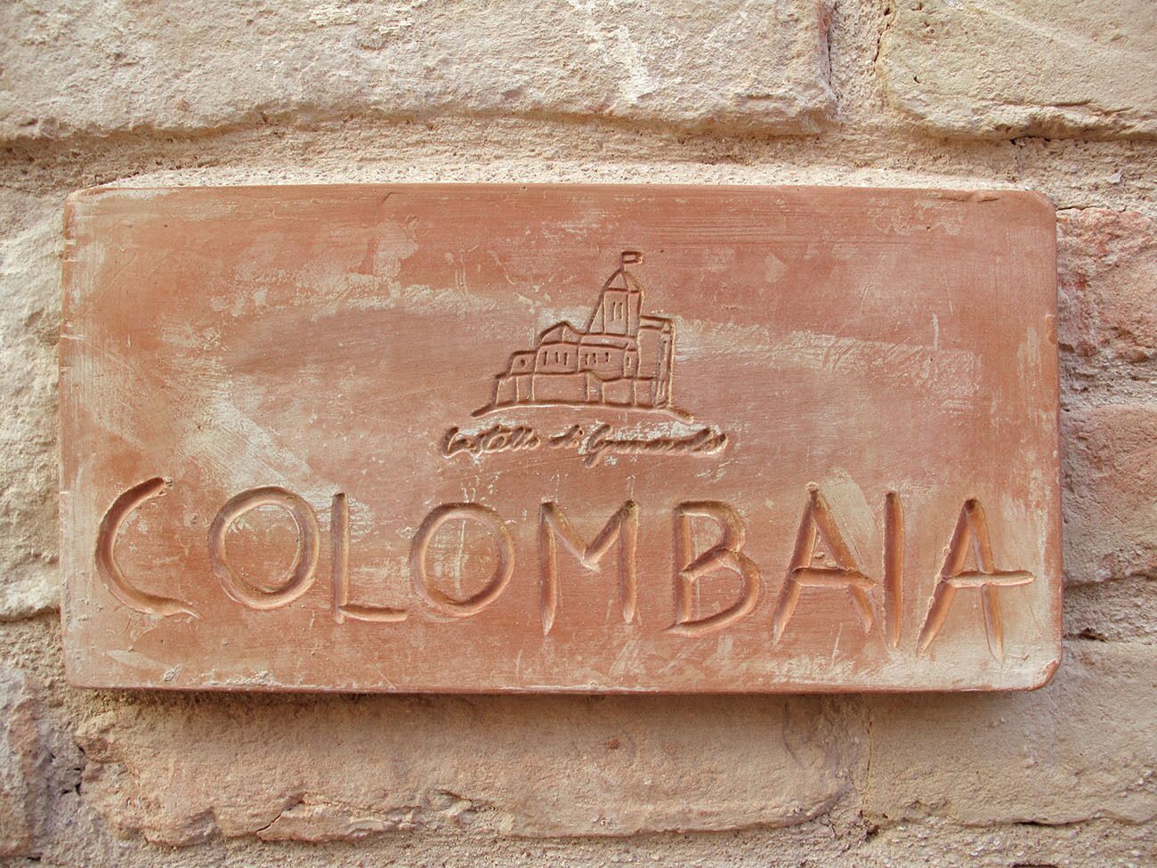 Un cartel con la palabra 'COLOMBIA' e ilustración de un edificio.