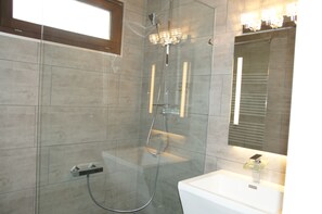 豪華套房, 2 間臥室, 庭院, 地面層 | 浴室 | 淋浴設備、免費盥洗用品、吹風機、拖鞋