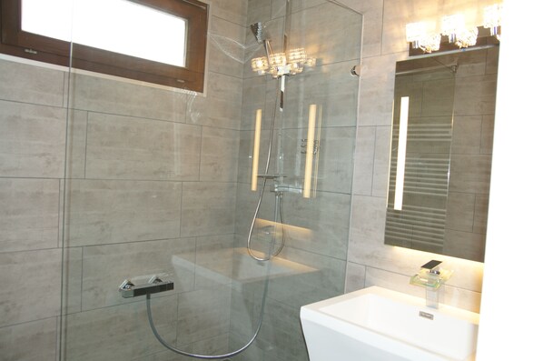 Deluxe Suite, 2 Bedrooms, Patio, Ground Floor | Bathroom