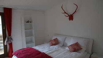 Phòng Suite Deluxe, 2 phòng ngủ, ban công | Bộ đồ giường cao cấp, bàn, bàn ủi/dụng cụ ủi quần áo