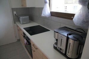 Deluxe-suite - 2 soveværelser - balkon | Privat køkken | Køleskab, mikrobølgeovn, kogeplade, opvaskemaskine