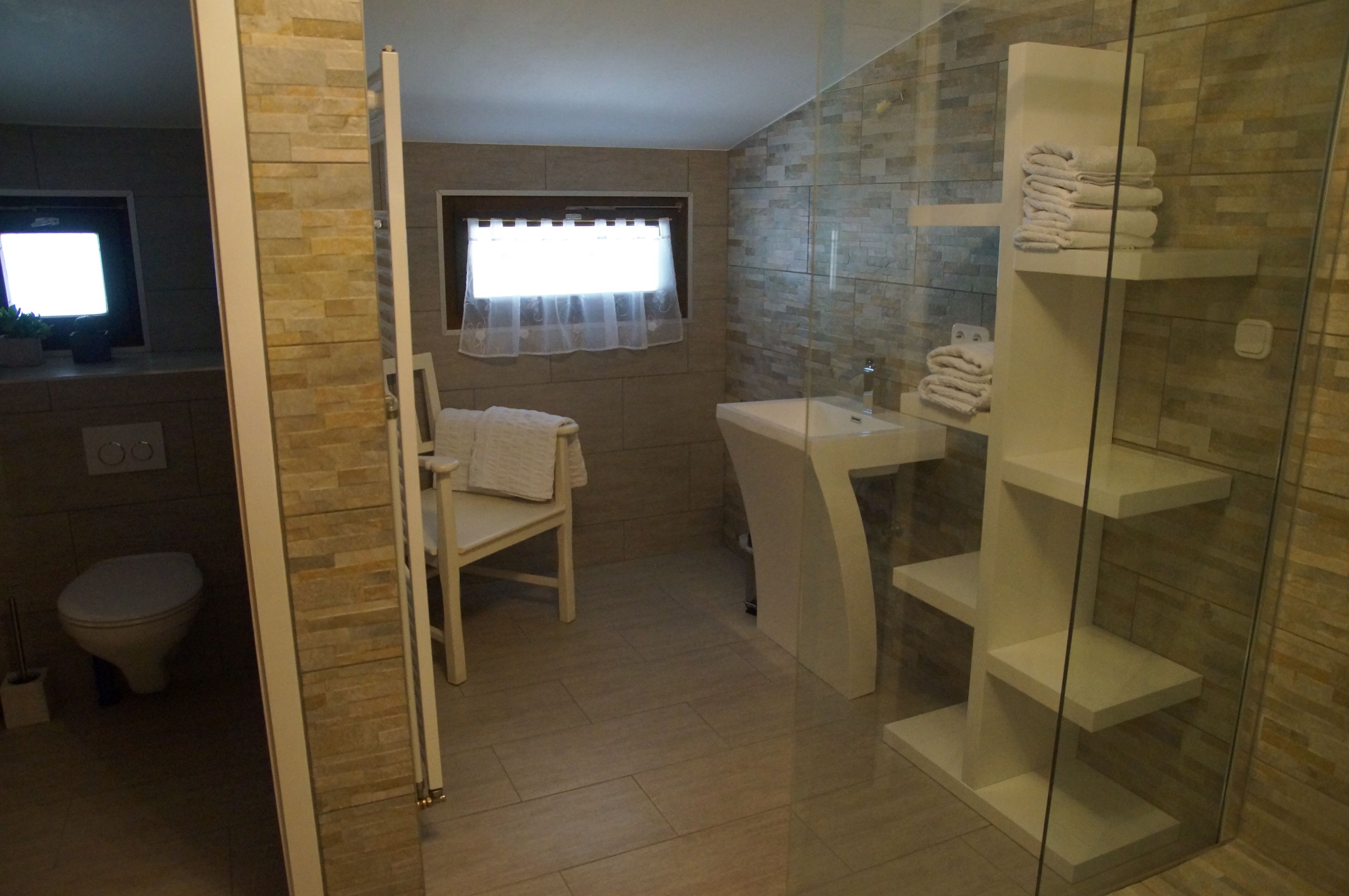 Un baño con ducha, inodoro y lavamanos.