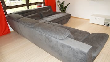 Suite Deluks, 2 kamar tidur, patio, lantai dasar | Ruang keluarga | TV layar datar dan pemutar DVD