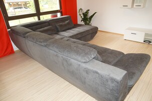 华丽套房, 2 间卧室, 露台, 一层 | 客厅 | 平板电视、DVD 播放器