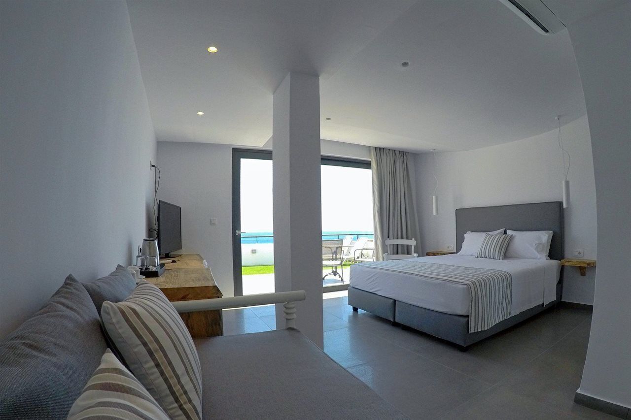 Een kluis op de kamer, een strijkplank/strijkijzer, extra bedden