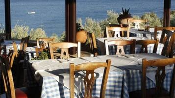 Se sirven desayunos, almuerzos y cenas; cocina mediterránea