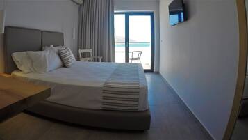 Caja de seguridad en la habitación y tabla de planchar con plancha