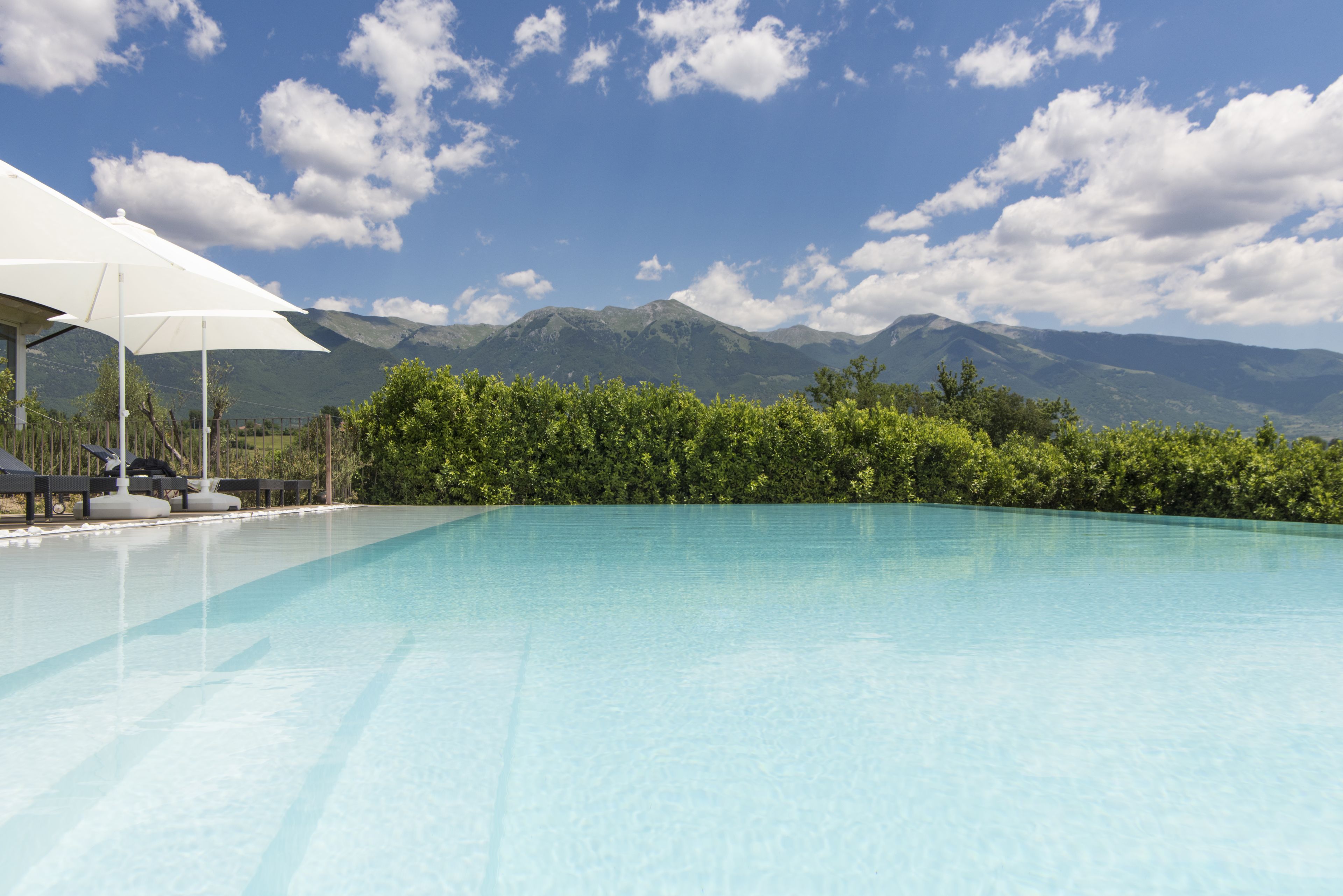 Kauden mukainen ulkouima-allas, aurinkotuoleja