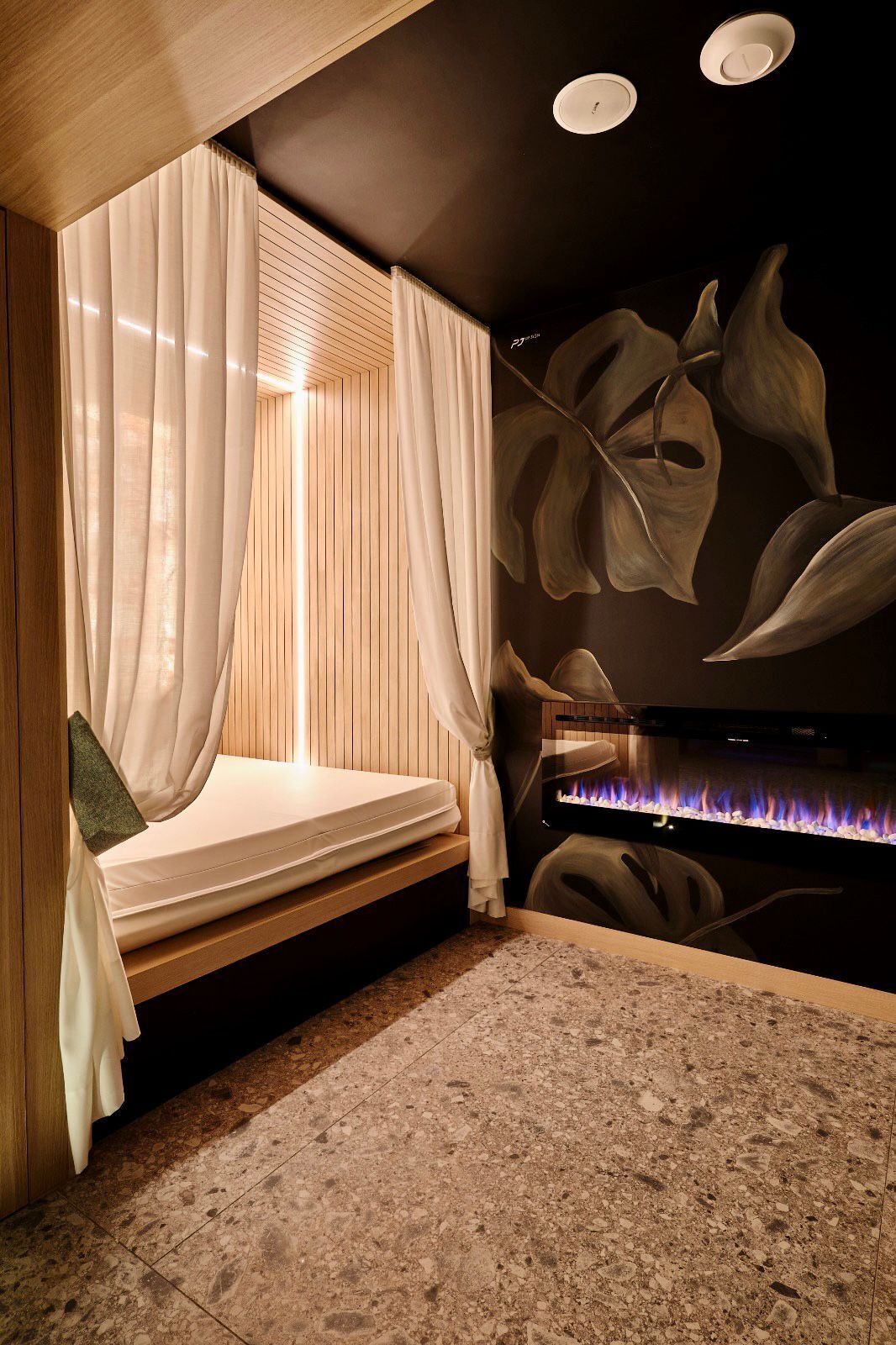 Salas de tratamiento para parejas, sauna y tina de hidromasaje 