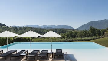 Piscine extérieure (ouverte en saison), chaises longues
