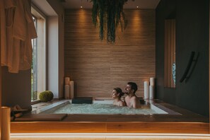 Ruang perawatan pasangan, sauna, hot tub, dan ruang uap