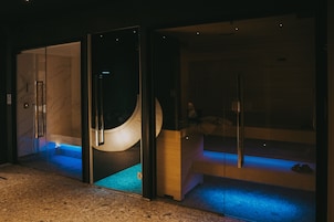 Salas para tratamentos a dois, sauna seca, banheira de hidromassagem