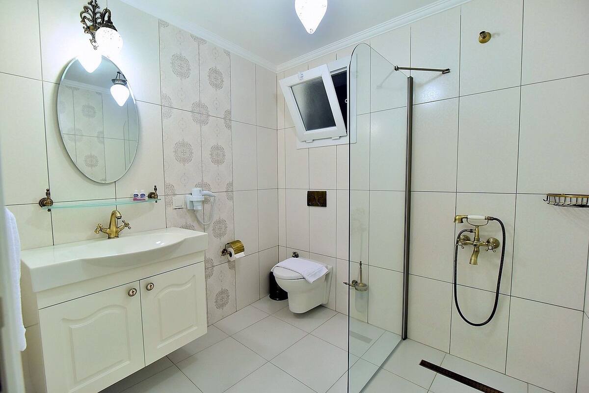 standard double room, sea view | bathroom | shower, free toiletries, hair dryer, slippers