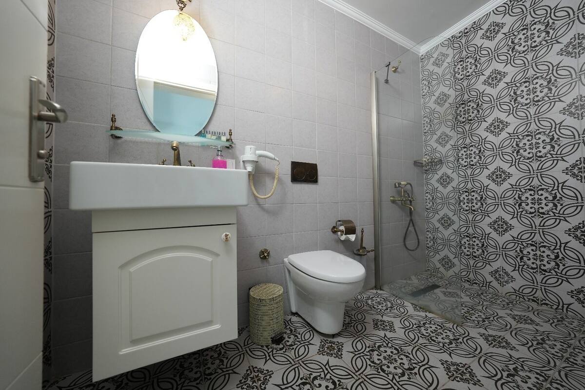 economy studio | bathroom | shower, free toiletries, hair dryer, slippers