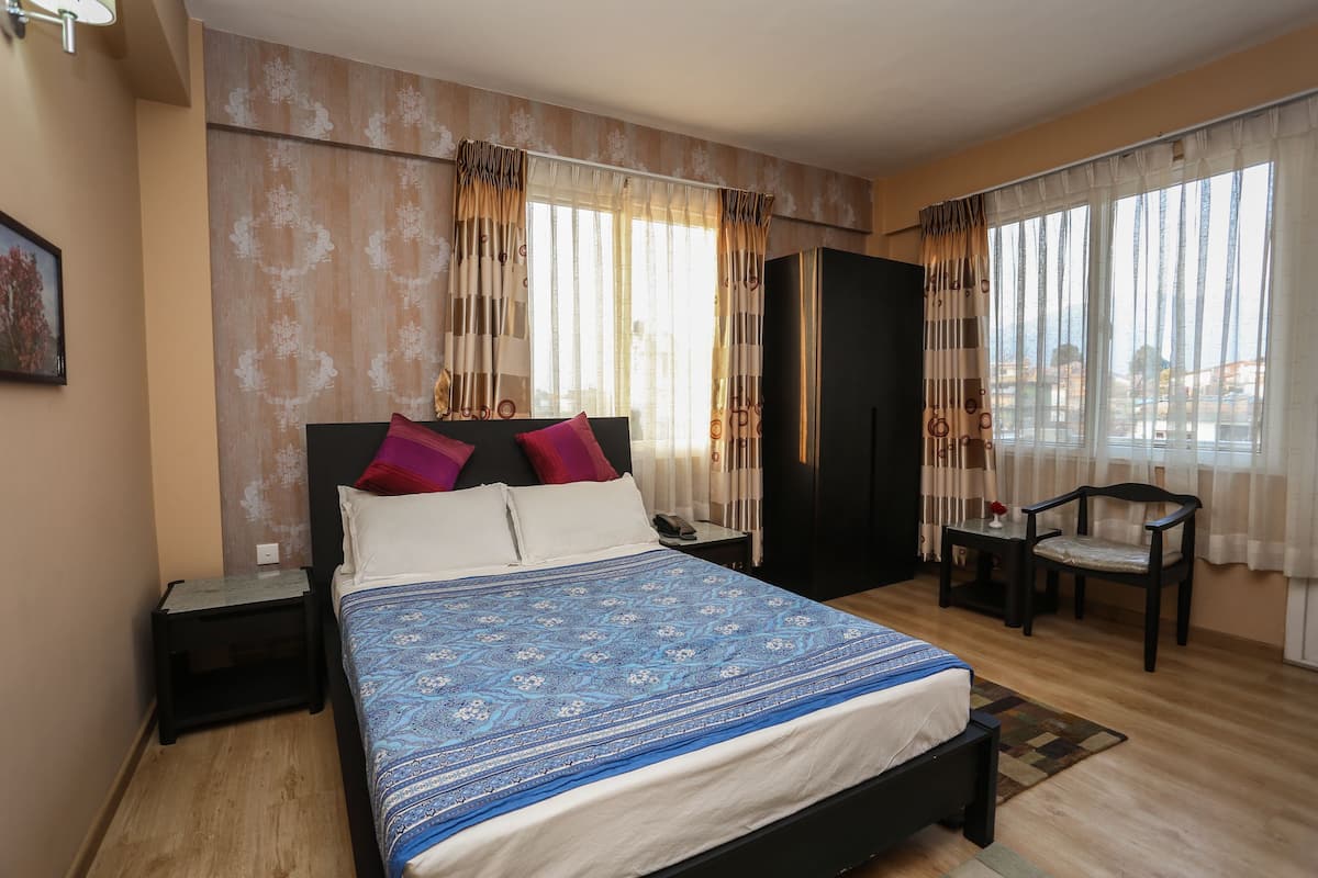 Deluxe Room | 1 bedroom, minibar, in-room safe, desk