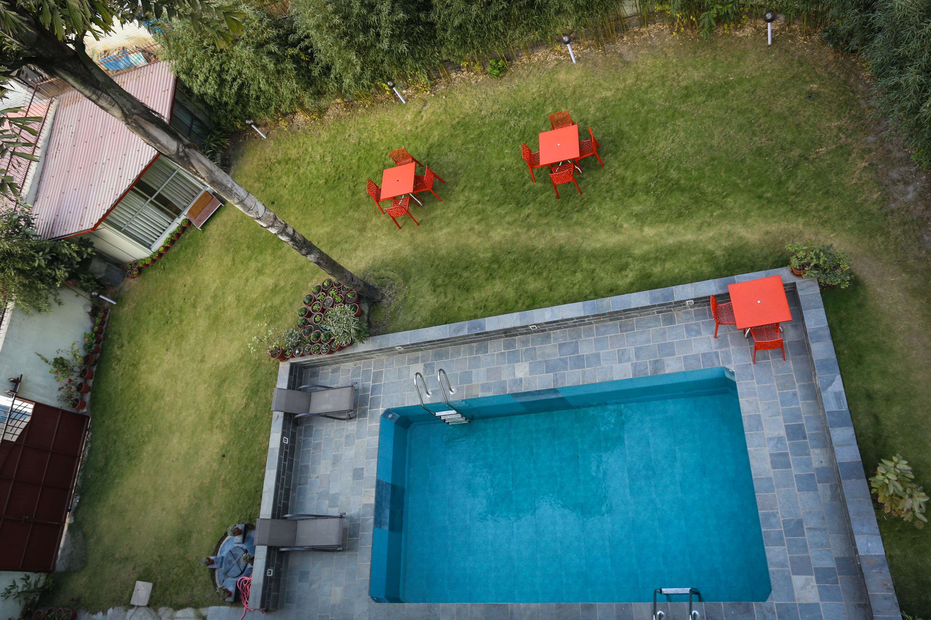 Una piscina al aire libre