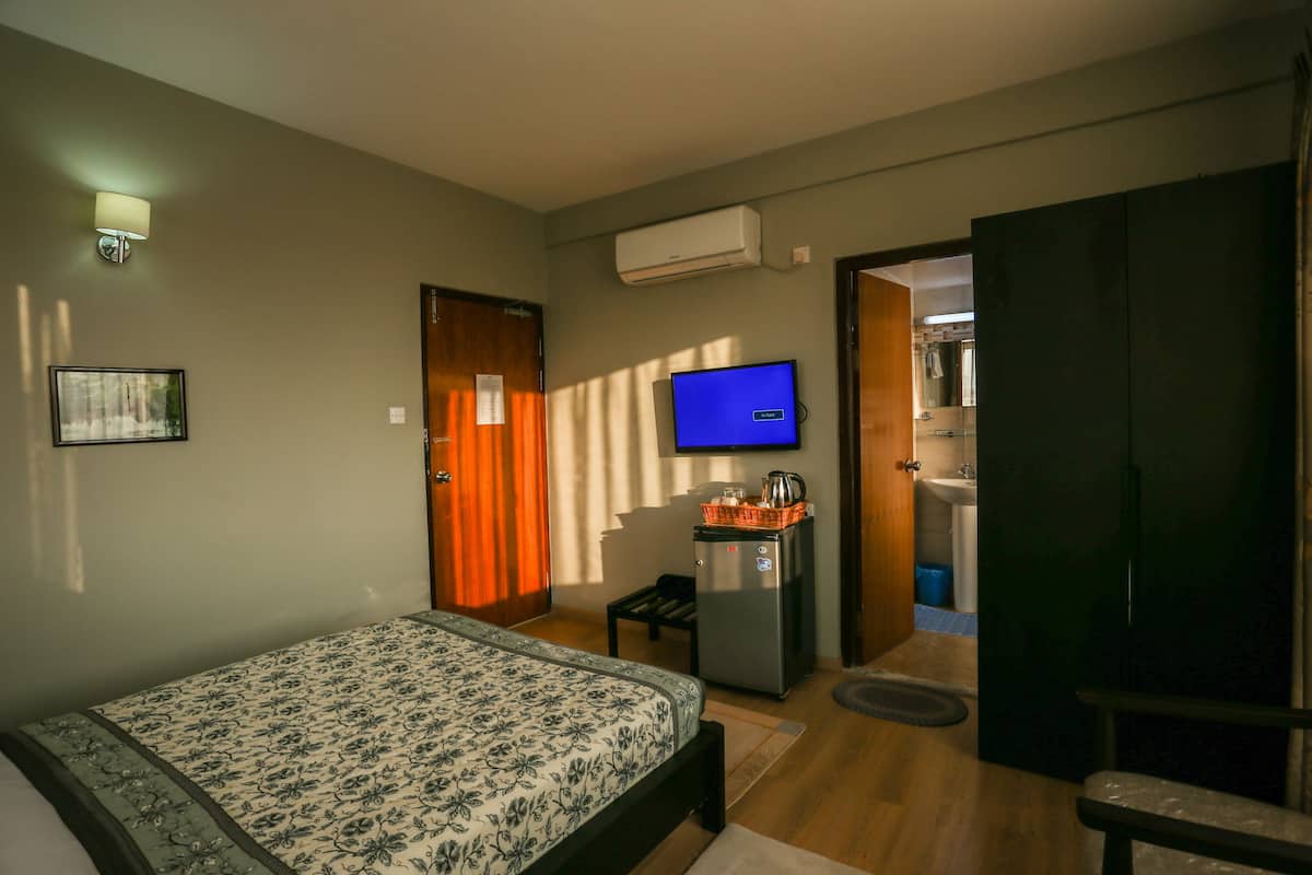 Standard Double Room | 1 bedroom, minibar, in-room safe, desk
