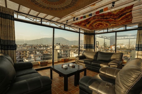 Luxury Double or Twin Room | City view. Nirvana Home