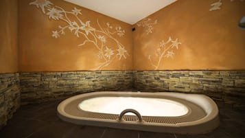 Couples treatment rooms, sauna, hot tub, steam room, Turkish bath