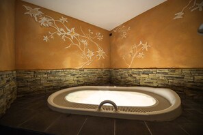 Salas de tratamiento para parejas, sauna y tina de hidromasaje