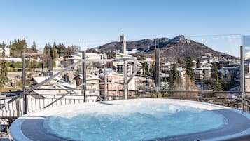 Bañera de hidromasaje al aire libre
