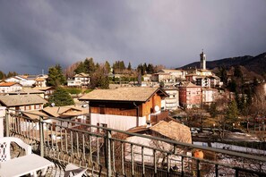 A mountainous village with traditional buildings, a church, and a view of the surrounding landscape. - T'AMI Hotel Resort SPA (Selvino)