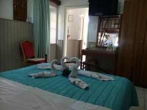 스튜디오 | 각각 다른 스타일의 인테리어, 각각 다르게 가구 비치, 노트북 작업 공간, 암막 커튼