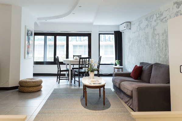 Estúdio luxo | Área de estar | TV de tela plana, dock para MP3