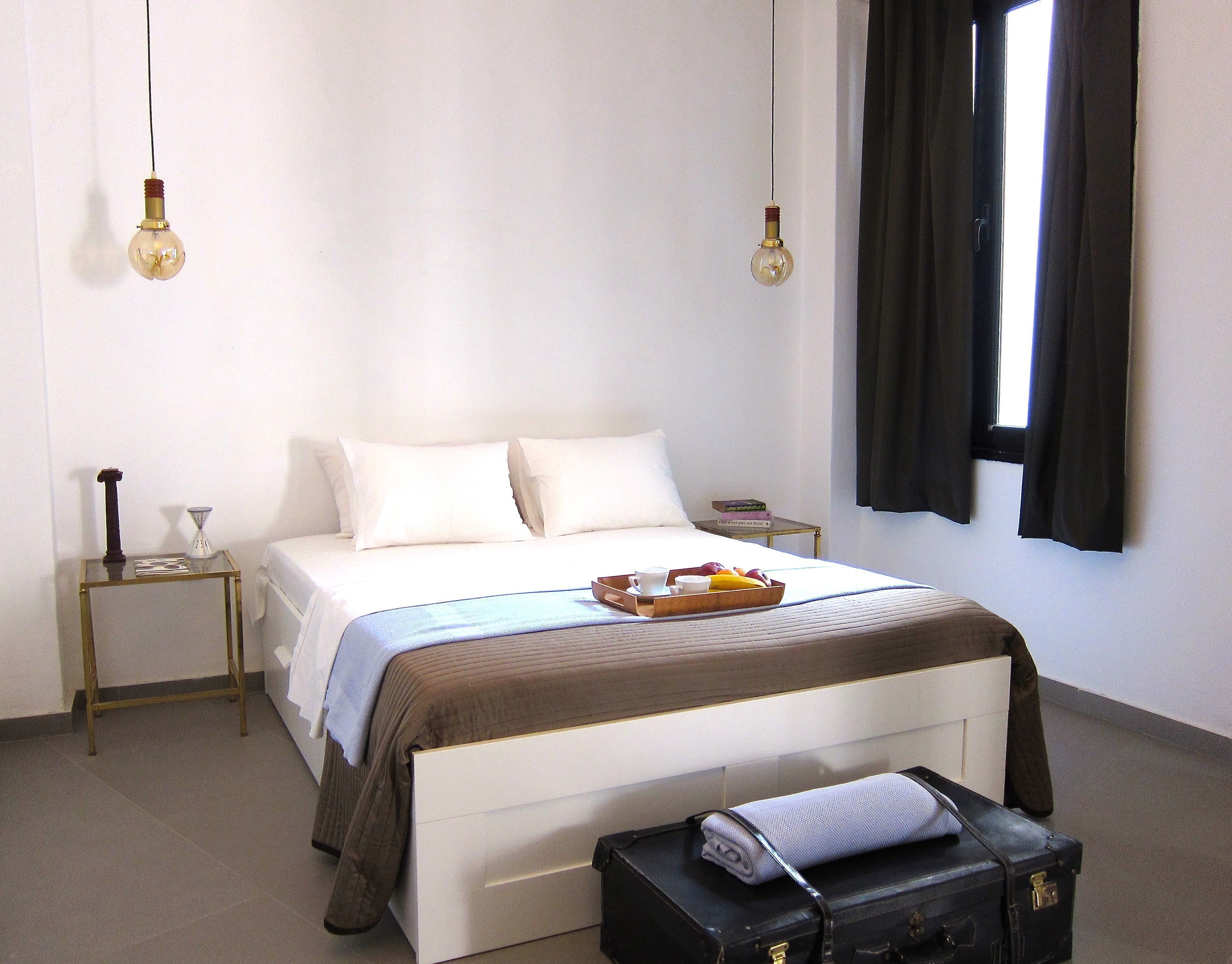 Two-Bedroom Apartment with Balcony | Literie de qualité, décor unique, ameublement unique, bureau