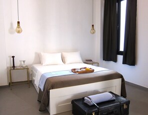 Two-Bedroom Apartment with Balcony | Roupas de cama premium, individualmente decorados