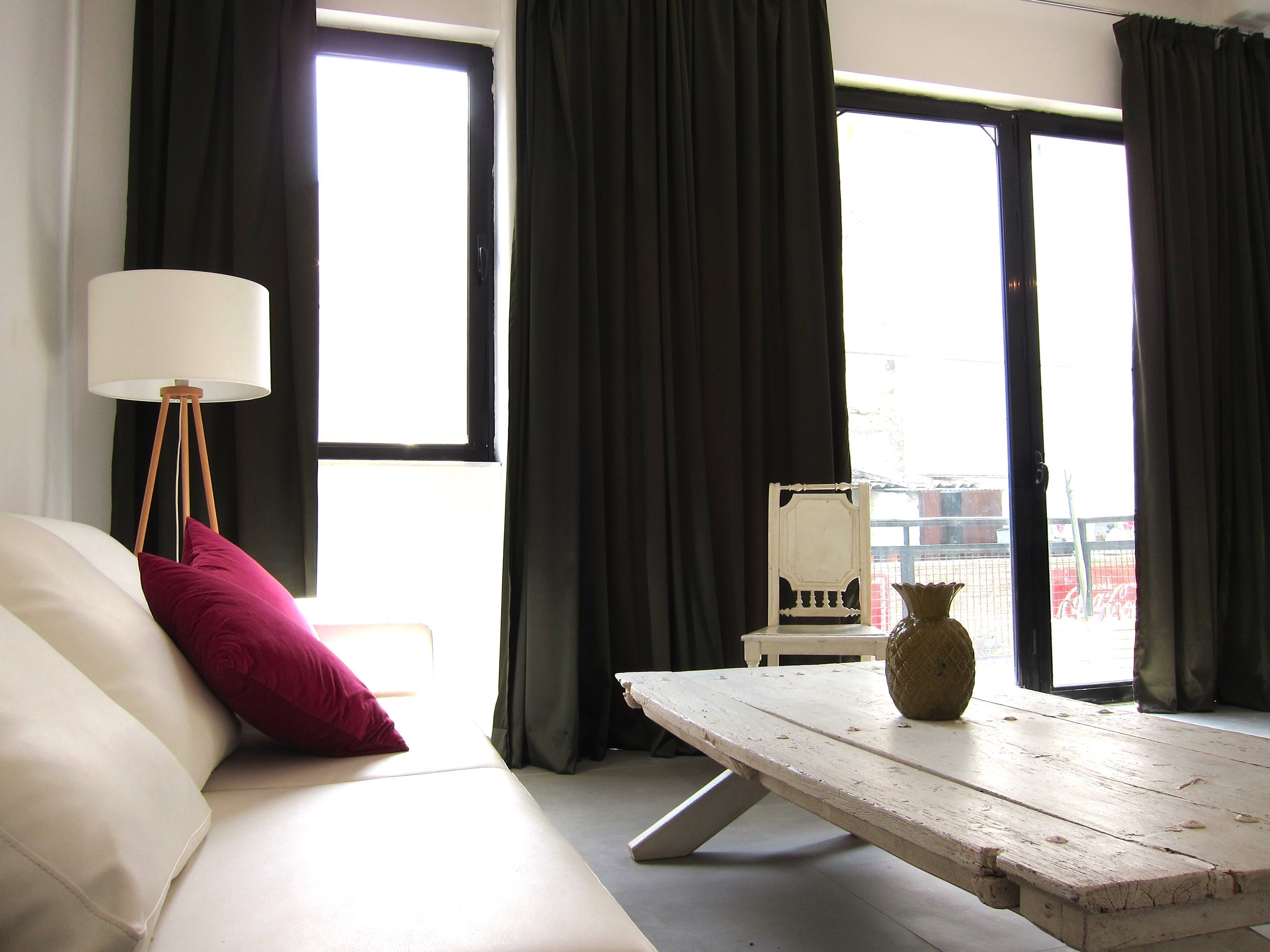 Two-Bedroom Apartment with Balcony | Aire de séjour | Téléviseur à écran plat, station d’accueil pour lecteur MP3