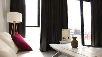 Two-Bedroom Apartment with Balcony | Aire de séjour | Téléviseur à écran plat, station d’accueil pour lecteur MP3