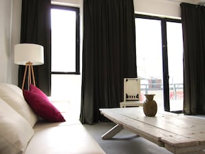 Two-Bedroom Apartment with Balcony | Área de estar | TV de tela plana, dock para MP3