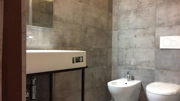 Dusche, Regendusche, kostenlose Toilettenartikel, Hausschuhe