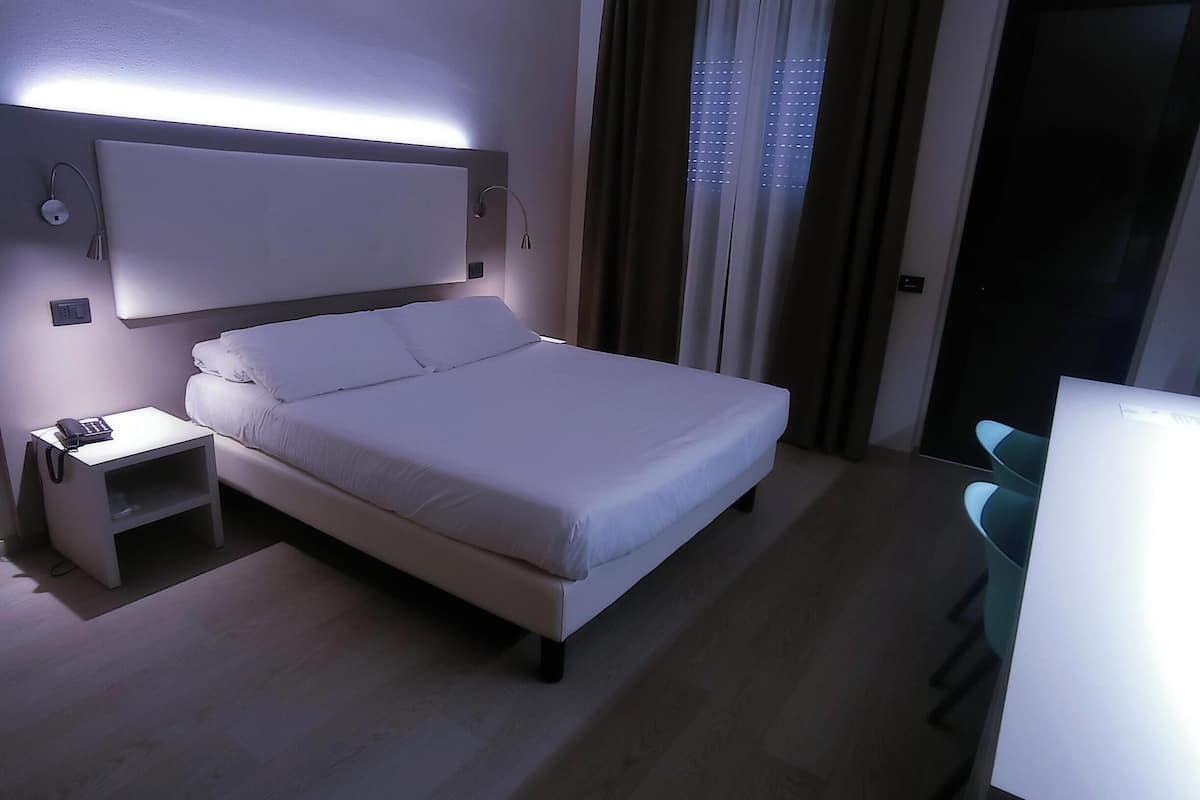 minibar, in-room safe, desk, laptop workspace