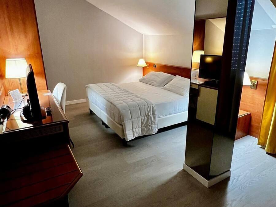 Minibar, caja de seguridad en la habitación y escritorio