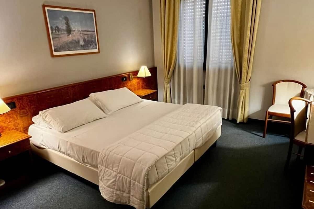 Minibar, Zimmersafe, Schreibtisch, laptopgeeigneter Arbeitsplatz