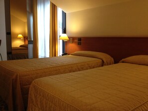 Twin Room (Doppia Twin) | Minibar, in-room safe, desk, laptop workspace - Hotel Motel Europa (Ossona)