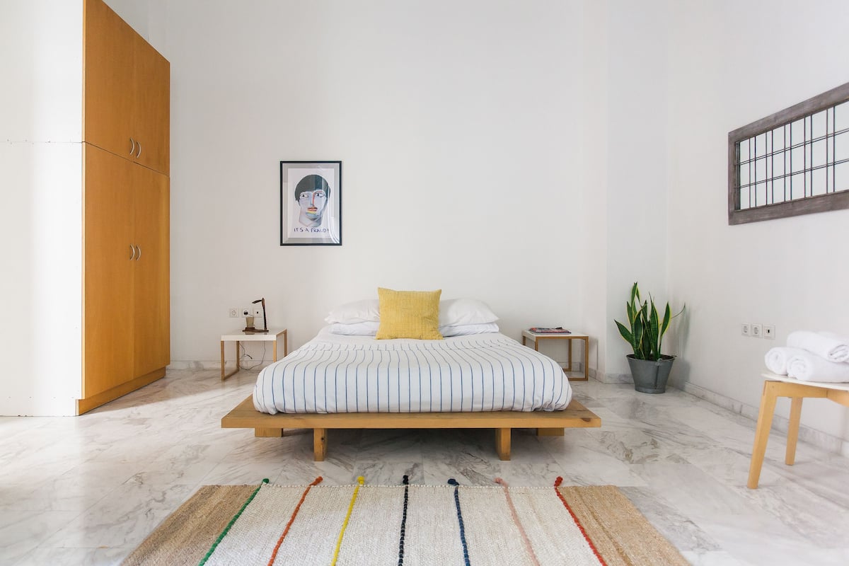 Standard Studio (A) | Desk, soundproofing, free WiFi, bed sheets