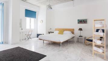 Deluxe Studio with Balcony | Desk, soundproofing, free WiFi, bed sheets