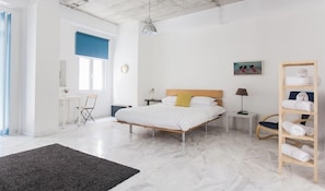 Deluxe Studio with Balcony | Escrivaninha, quartos à prova de som, Wi-Fi de cortesia, roupa de cama