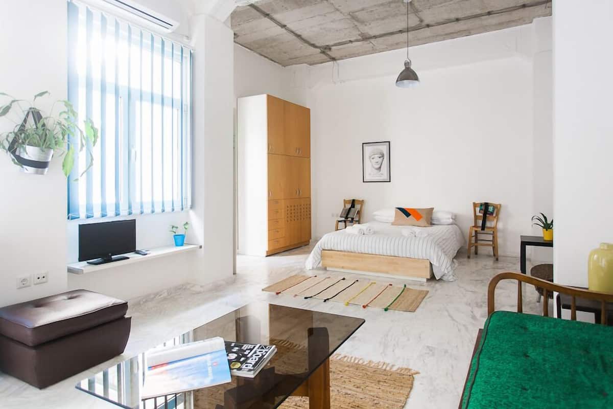 Standard Studio (B) | Living area | Flat-screen TV