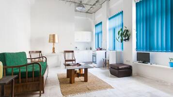 Standard Studio (B) | Living room | Flat-screen TV