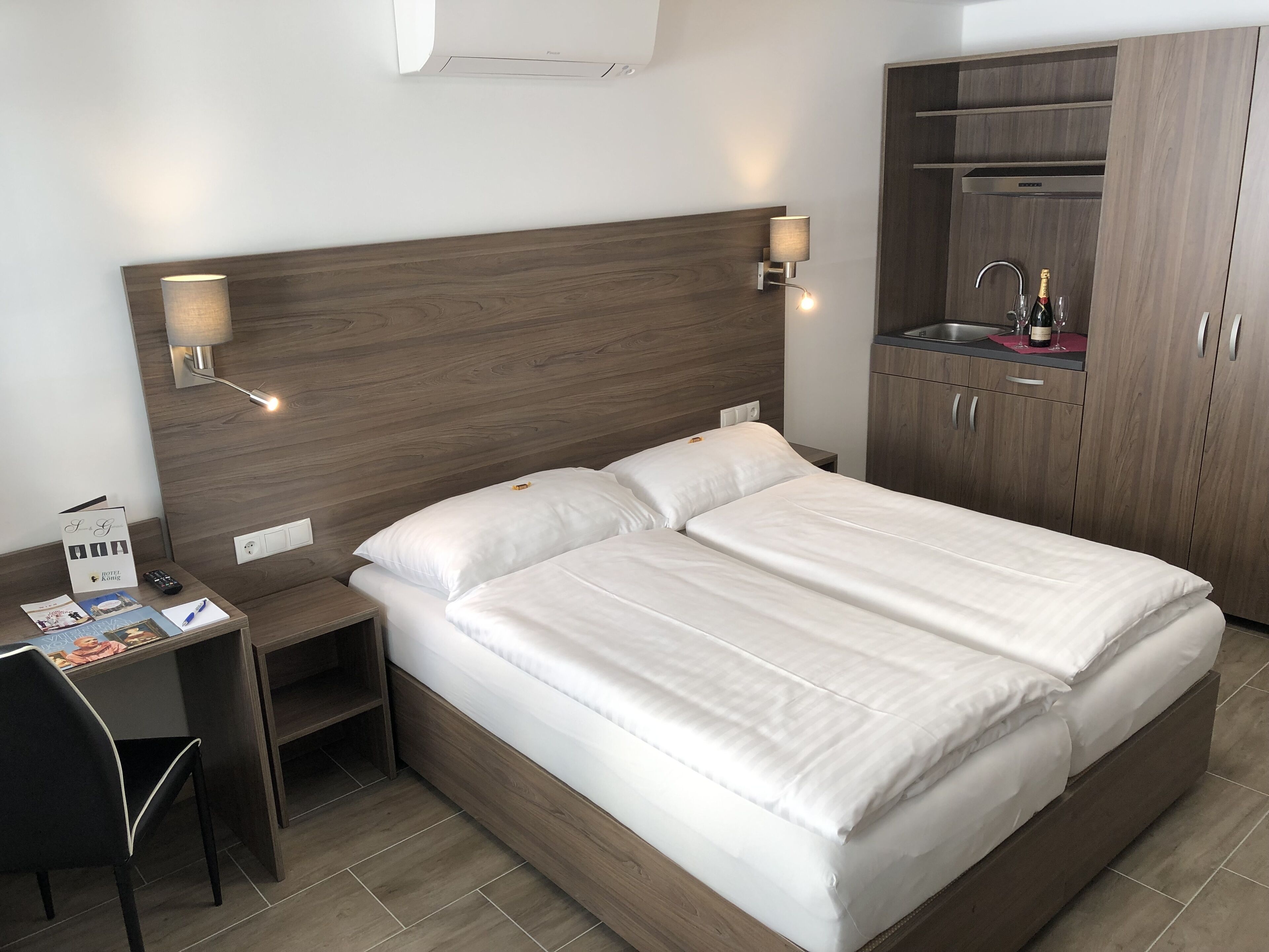 comfort triple room | desk, laptop workspace, soundproofing, free wifi